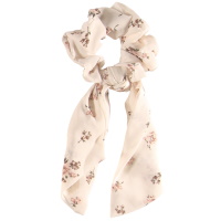 Chouchou élastique pour cheveux en forme de foulard noué en textile de couleur avec motifs de fleurs.