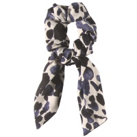 Chouchou élastique pour cheveux en forme de foulard noué en textile satiné de couleur avec motif panthère.