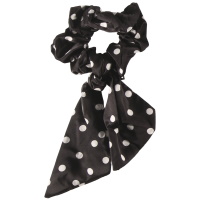 Chouchou élastique pour cheveux en forme de foulard noué en textile satiné de couleur noire à pois blancs.
