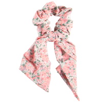 Chouchou élastique pour cheveux en forme de foulard noué en textile aux motifs de fleurs de couleur.
