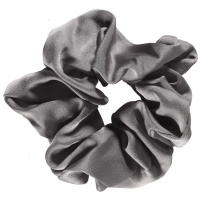 Chouchou élastique pour cheveux en textile satiné de couleur gris.