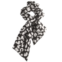 Chouchou élastique pour cheveux en forme de foulard noué en textile de couleur tachetée.