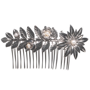 Peigne cheveux en forme de branche avec fleurs en métal argenté et perles synthétiques.