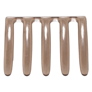 Pic peigne pour cheveux en plastique de couleur marron.