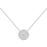 Collier composé d'une chaîne en argent 925/000 rhodié et d'un pendentif rond avec motifs de rayons surmontée d'un oxyde de zirconium blanc. Fermoir anneau de ressort avec 4 cm de rallonge.