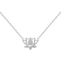 Collier composé d'une chaîne en argent 925/000 rhodié et d'un pendentif en forme de fleur de lotus pavé en partie d'oxydes de zirconium blancs. Fermoir anneau de ressort avec 4 cm de rallonge.