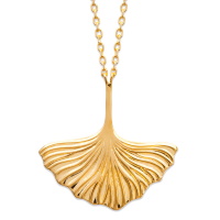 Collier composé d'une chaîne et d'un pendentif feuille de gingko en plaqué or jaune 18 carats. Fermoir mousqueton avec anneaux de rappel à 40, 42 et 45 cm.
