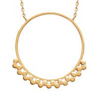 Collier composé d'une chaîne et d'un pendentif cercle en plaqué or jaune 18 carats. Fermoir mousqueton avec anneaux de rappel à 40, 42 et 45 cm.