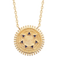 Collier avec pendentif rond en plaqué or jaune 18 carats motif triangles en émail de couleur bleue. Fermoir mousqueton avec anneaux de rappel à 40, 42 et 45 cm.