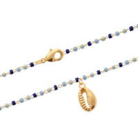 Bracelet chaîne de cheville avec pendant coquillage cauri en plaqué or jaune 18 carats et perles Miyuki de couleur. Fermoir mousqueton avec 2 cm de rallonge.