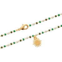 Bracelet chaîne de cheville avec pendant soleil en plaqué or jaune 18 carats et perles Miyuki de couleur. Fermoir mousqueton avec 2 cm de rallonge.