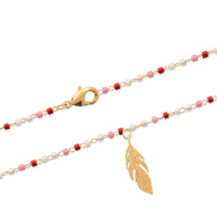 Bracelet chaîne de cheville avec pendant plume en plaqué or jaune 18 carats et perles Miyuki de couleur. Fermoir mousqueton avec 2 cm de rallonge.