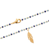 Bracelet chaîne de cheville avec pendant plume en plaqué or jaune 18 carats et perles Miyuki de couleur. Fermoir mousqueton avec 2 cm de rallonge.