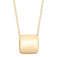 Collier composé d'une chaîne et d'un pendentif de forme carré bombé en plaqué or jaune 18 carats. Fermoir mousqueton avec anneaux de rappel à 40, 42 et 45 cm.