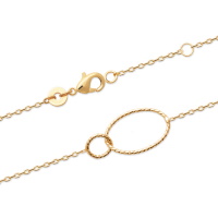 Bracelet composé d'une chaîne et de deux cercles rond et ovale entrelacés en plaqué or jaune 18 carats. Fermoir mousqueton avec 3 cm de rallonge.