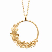 Collier composé d'une chaîne et d'un pendentif cercle avec fleurs en plaqué or jaune 18 carats. Fermoir mousqueton avec anneaux de rappel à 40, 42 et 45 cm.