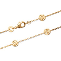 Bracelet composé d'une chaîne et de 5 pastilles rondes au motif de spirale en plaqué or jaune 18 carats. Fermoir mousqueton avec anneaux de rappel à 16 et 18 cm.
