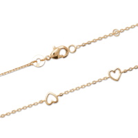 Bracelet composé d'une chaîne et de cœurs ajourés en plaqué or jaune 18 carats. Fermoir mousqueton avec anneaux de rappel à 16 et 18 cm.