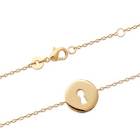 Bracelet composé d'une chaîne et d'une pastille ronde avec une serrure ajourée en plaqué or jaune 18 carats. Fermoir mousqueton avec anneaux de rappel à 16 et 18 cm.