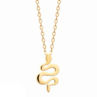 Collier composé d'une chaîne et d'un pendentif en forme de serpent en plaqué or jaune 18 carats. Fermoir mousqueton avec anneaux de rappel à 40, 42 et 45 cm.
