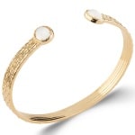Bracelet jonc ouvert en plaqué or 18 carats et deux pierres de lune serties 4 griffes.