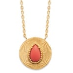 Collier avec pendentif en plaqué or et pierre synthétique de couleur rouge corail.