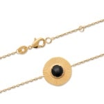 Bracelet avec médaille ronde en plaqué or 18 carats et une pierre de couleur noire sertie 4 griffes de forme ronde. Fermoir mousqueton avec anneaux de rappel à 16 et 18 cm.