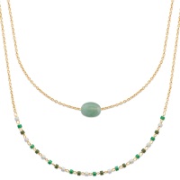 Collier double rangs composé d'une chaîne de 40 cm de long en plaqué or 18 carats avec une véritable pierre d'aventurine ainsi qu'une chaîne de 45 cm de long en plaqué or 18 carats avec des perles de miyuki. L'aventurine apporte tranquillité intérieure et dissout la mélancolie. Elle renforce le contrôle de soi, rend son possesseur généreux et fidèle.