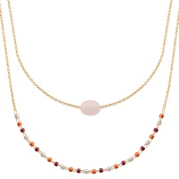 Collier double rangs composé d'une chaîne de 40 cm de long en plaqué or 18 carats avec une véritable pierre quartz rose ainsi qu'une chaîne de 45 cm de long en plaqué or 18 carats avec des perles de miyuki. Le quartz dissipe la peur, calme et apaise. Il apporte de l'espoir et aide à se retrouver en tant qu'individu, à s'intégrer dans la société. Il est excellent pour le mental et pour l'état physique.