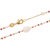 Bracelet en plaqué or 18 carats avec perles de miyuki surmonté d'une véritable pierre de quartz rose. Fermoir mousqueton avec anneaux de rappel à 17.5 et 19.5 cm. Le quartz dissipe la peur, calme et apaise. Il apporte de l'espoir et aide à se retrouver en tant qu'individu, à s'intégrer dans la société. Il est excellent pour le mental et pour l'état physique.