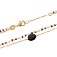 Bracelet double rangs composé d'une chaîne en plaqué or 18 carats avec une pierre véritable d'agate noire et une chaîne en plaqué or 18 carats avec des perles de miyuki. Fermoir mousqueton avec anneaux de rappel à 17 et 19 cm. L'agate représente l'équilibre et l'harmonie. Elle est symbole de force et de soutien dans les moments difficiles en recentrant les énergies.
Pierre d'ancrage à la terre, elle aide à disperser les énergies négatives et confère stabilité et confiance de soi.