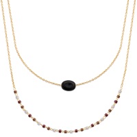 Collier double rangs composé d'une chaîne de 40 cm de long en plaqué or 18 carats avec une véritable pierre d'agate noire ainsi qu'une chaîne de 45 cm de long en plaqué or 18 carats avec des perles de miyuki. L'agate représente l'équilibre et l'harmonie. Elle est symbole de force et de soutien dans les moments difficiles en recentrant les énergies. Pierre d'ancrage à la terre, elle aide à disperser les énergies négatives et confère stabilité et confiance de soi.