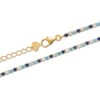 Bracelet en plaqué or jaune 18 carats pavé de pierres synthétiques de couleur bleue et transparente. Fermoir mousqueton avec rallonge de 3 cm.