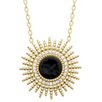 Collier composé d'une chaîne et d'un pendentif soleil en plaqué or jaune 18 carats surmonté d'une pierre de couleur noire de forme ronde entourée d'oxydes de zirconium blancs. Fermoir mousqueton avec anneaux de rappel à 40, 42 et 45 cm.