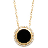 Collier composé d'une chaîne en plaqué or jaune 18 carats et d'un pendentif rond entouré d'oxydes de zirconium blancs et pavé au centre d'une véritable pierre d'agate noire. Fermoir mousqueton avec anneaux de rappel à 40, 42 et 45 cm. Elle est symbole de force et de soutien dans les moments difficiles en recentrant les énergies. Pierre d'ancrage à la terre, elle aide à disperser les énergies négatives et confère stabilité et confiance de soi.