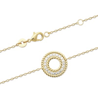 Bracelet composé d'une chaîne avec un cercle au contour en relief en plaqué or jaune 18 carats pavé d'oxydes de zirconium blancs. Fermoir mousqueton avec anneaux de rappel à 16 et 18 cm.
