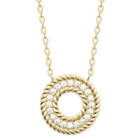 Collier composé d'une chaîne avec un pendentif cercle au contour en relief en plaqué or jaune 18 carats pavé d'oxydes de zirconium blancs. Fermoir mousqueton avec anneaux de rappel à 40, 42 et 45 cm.