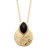 Collier composé d'une chaîne en plaqué or jaune 18 carats et d'un pendentif pastille martelée en plaqué or jaune 18 carats surmontée d'une véritable pierre d'agate noire sertie clos de forme ovale. Fermoir mousqueton avec anneaux de rappel à 40, 42 et 45 cm. L'agate représente l'équilibre et l'harmonie. Elle est symbole de force et de soutien dans les moments difficiles en recentrant les énergies. Pierre d'ancrage à la terre, elle aide à disperser les énergies négatives et confère stabilité et confiance de soi.