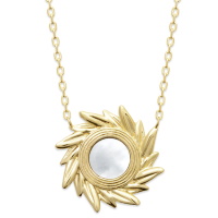 Collier composé d'une chaîne en plaqué or jaune 18 carats et d'un pendentif soleil en spirale avec pavage rond de nacre. Fermoir mousqueton avec anneaux de rappel à 40, 42 et 45 cm.