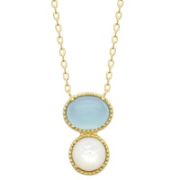 Collier composé d'une chaîne en plaqué or jaune 18 carats et d'un pendentif de deux pierres véritables, une nacre sertie clos de forme ronde et une pierre de couleur bleue sertie clos de forme ovale. Fermoir mousqueton avec anneaux de rappel à 40, 42 et 45 cm.