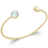 Bracelet jonc boules ouvert en plaqué or jaune 18 carats finissant par une nacre sertie clos de forme ronde d'un côté et d'une véritable pierre de couleur bleue sertie clos de forme ovale de l'autre côté.