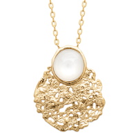 Collier composé d'une chaîne en plaqué or jaune 18 carats et d'un pendentif pastille martelée en plaqué or jaune 18 carats surmontée d'une véritable pierre de nacre sertie clos de forme ovale. Fermoir mousqueton avec anneaux de rappel à 40, 42 et 45 cm.