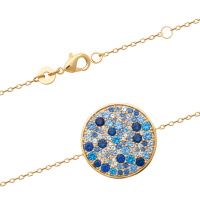 Bracelet composé d'une chaîne en plaqué or jaune 18 carats et d'une pastille ronde pavée de pierres synthétiques de couleur bleue. Fermoir mousqueton avec anneaux de rappel à 16 et 18 cm.