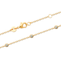 Bracelet composé d'une chaîne en plaqué or jaune 18 carats et 5 oxydes de zirconium blancs sertis clos de forme ronde. Fermoir mousqueton avec anneaux de rappel à 16 et 18 cm.