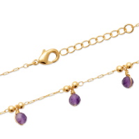 Bracelet composé d'une chaîne en plaqué or jaune 18 carats et 5 perles pendantes en véritable pierre d'améthyste. Fermoir mousqueton avec 3 cm de rallonge.