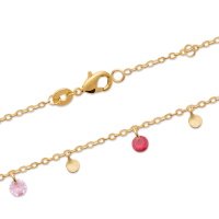 Bracelet composé d'une chaîne avec pampilles rondes lisses en plaqué or jaune 18 carats et des pampilles en pierre synthétique de couleur rose. Fermoir mousqueton avec anneaux de rappel à 16 et 18 cm.