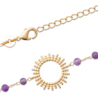 Bracelet composé d'une chaîne avec soleil en plaqué or jaune 18 carats et des perles en véritable pierre d'améthyste. Fermoir mousqueton avec 2 cm de rallonge.