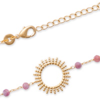 Bracelet composé d'une chaîne avec un soleil en plaqué or jaune 18 carats et des perles en véritable pierre de tourmaline rose. Fermoir mousqueton avec 2 cm de rallonge.