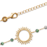 Bracelet composé d'une chaîne avec un soleil en plaqué or jaune 18 carats et des perles en véritable pierre de rubis zoisite. Fermoir mousqueton avec 2 cm de rallonge.