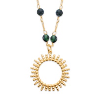Collier composé d'une chaîne avec un pendentif soleil en plaqué or jaune 18 carats et des perles en véritable pierre de rubis zoisite. Fermoir mousqueton avec 5 cm de rallonge.